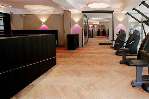 Bild 2: Warme Holztne bestimmen die Optik im Trainingsraum. Foto White Rabbit 